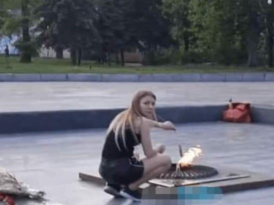 На Украине девочки пожарили сосиски на Вечном огне