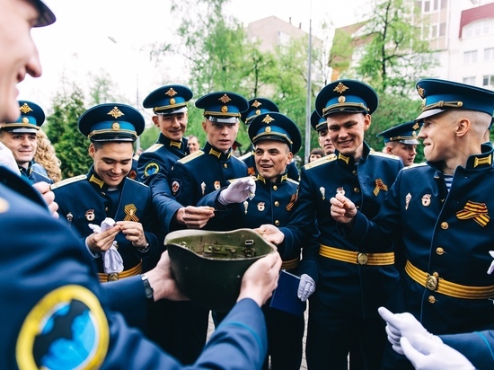 9 мая курсантам училища ВДВ присвоили первое звание