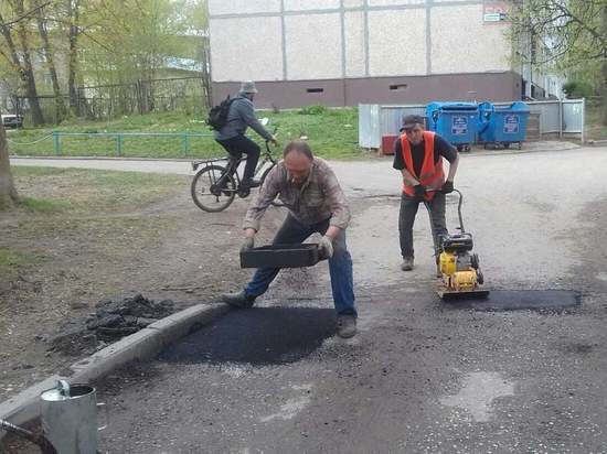 В чебоксарских дворах начались работы по ямочному ремонту