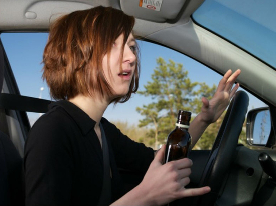 Девочку-подростка поймали пьяной за рулём в Хакасии