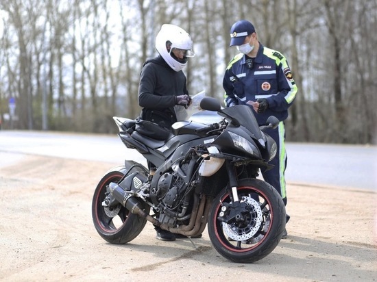 ГИБДД Ямала призвала водителей авто терпимее относиться к мотоциклистам на дороге