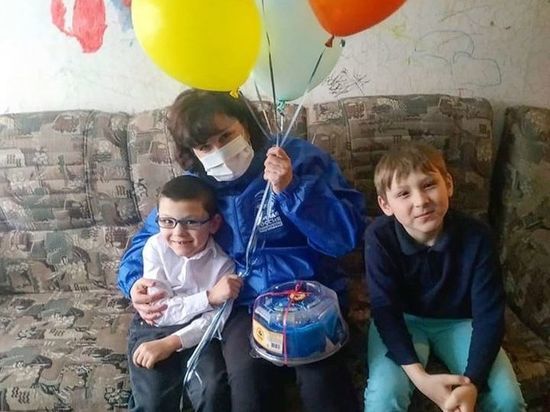 Серпуховские партийцы вручили подарки особенным детям