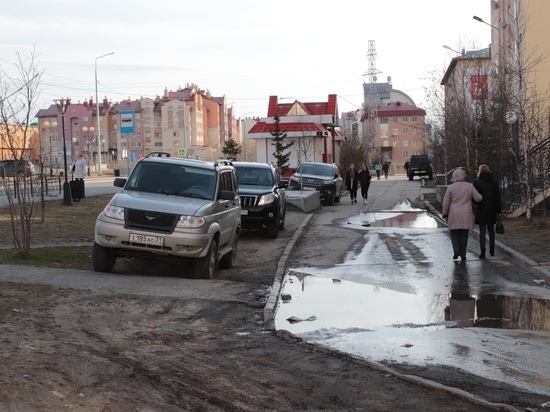 В Салехарде ловят паркующихся на газонах автовладельцев