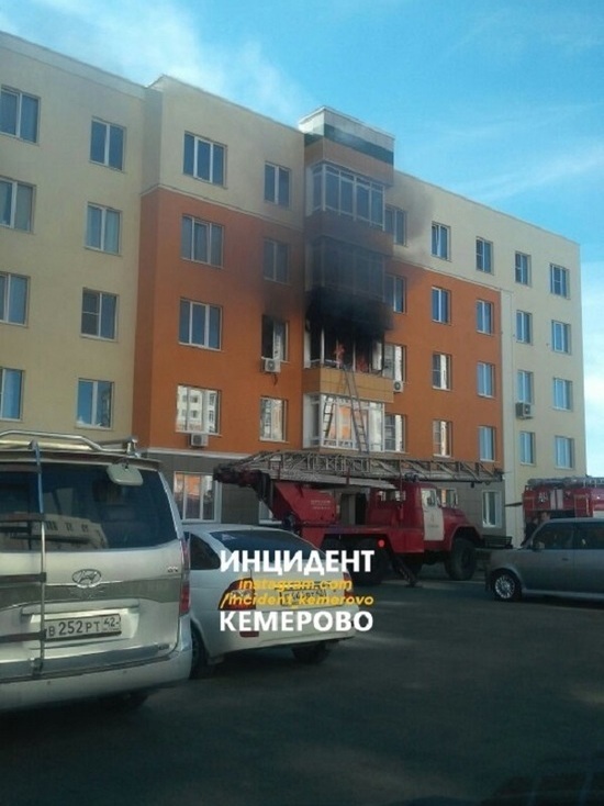 Пожарные спасли 5 человек из загоревшейся в Лесной поляне пятиэтажки