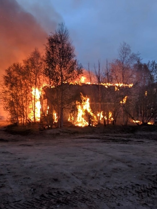 В Ноябрьске ночью сгорел частично расселенный дом