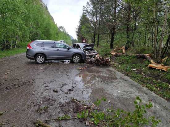 В Хакасии автомобили столкнулись из-за шквалистого ветра