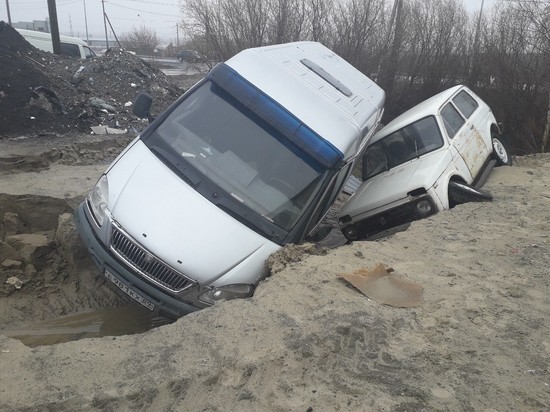В Салехарде машины провалились в промоину после ливня