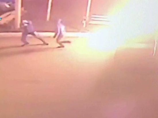 В Башкирии двое молодчиков подожгли иномарку знакомой девушки