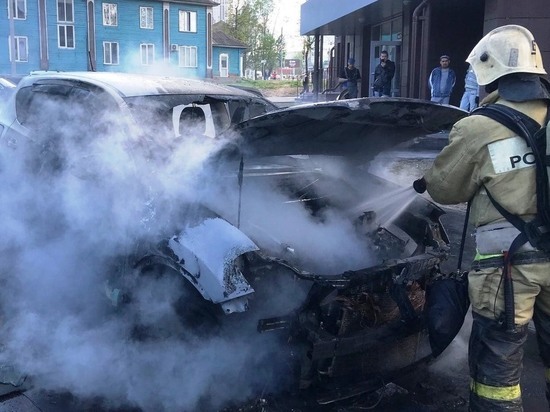В Чебоксарах горел припаркованный во дворе дома Nissan Qashqai