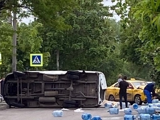 В Ростове-на-Дону произошло ДТП с участием такси и грузовика