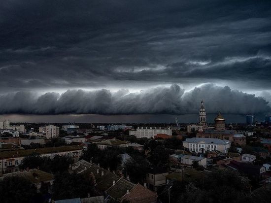 Фотограф запечатлел устрашающее приближение непогоды в Астрахани