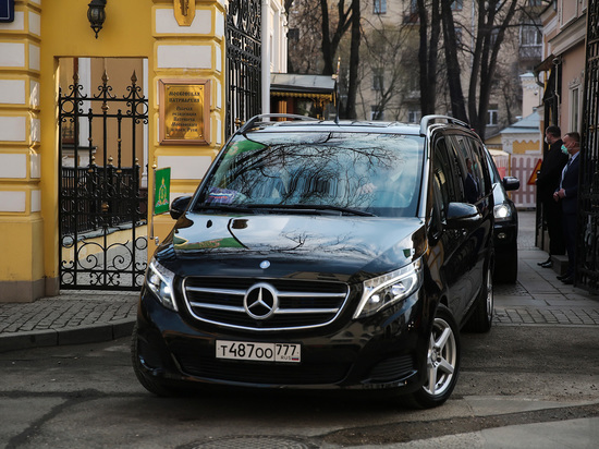 Продажи премиальных автомобилей в РФ упали на 60%