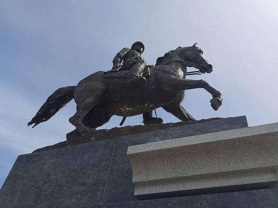 Памятник Рокоссовскому в Улан-Удэ подвергся химической атаке