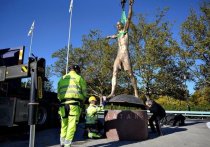 Власти шведского города Мальме решили избавиться от трехметровой статуи Златана Ибрагимовича из-за многократных актов вандализма. Статую пришлось снять и спрятать всего через три месяца после торжественного открытия. "МК-Спорт" рассказывает, за что фанаты разгневались на вчерашнего кумира. 
