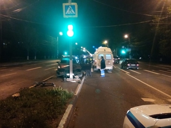 Пьяный водитель в Твери врезался в столб на середине дороги