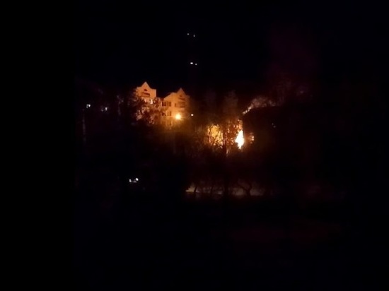 Мусор сгорел возле частного дома в районе Новобульварной в Чите