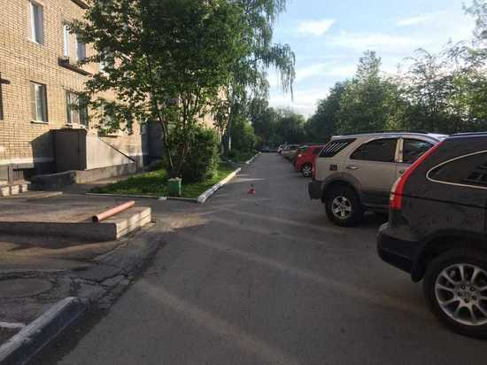 Автомобиль сбил пожилую женщину в одном из дворов Новосибирска Автомобиль сбил пожилую женщину в одном из дворов Новосибирска