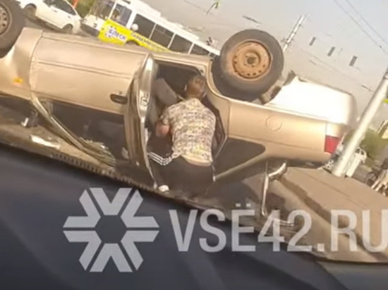 Движение в центре Кемерова парализовало ДТП с перевернувшейся легковушкой