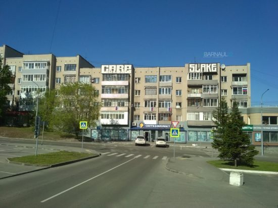 Жители Барнаула подвергли критике новые граффити на многоэтажках