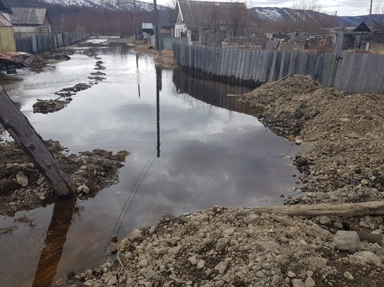 Дачные участки подтопило на Колыме талыми водами