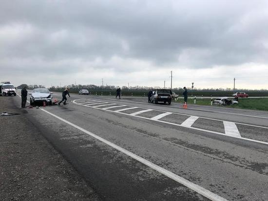 На трассе в Ростовской области в результате тройного ДТП пострадали двое