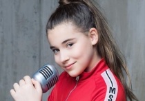 Двенадцатилетняя Микелла Абрамова, дочь популярной российской певицы Алсу, и немецкий певец и композитор Lou Bega сняли видео о том, чем они занимаются на карантине, которое буквально за несколько часов стало популярным в социальных сетях