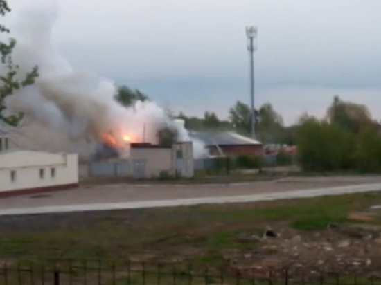 В Ярославле в крупном пожаре сгорело складское помещение