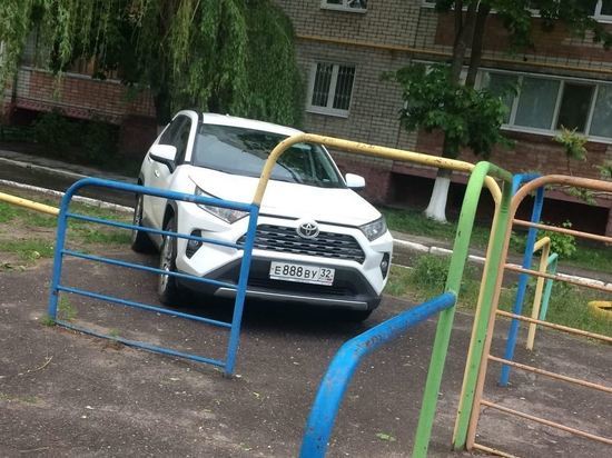 В Брянске автохам с номером 888 оккупировал детскую площадку В Брянске автохам с номером 888 оккупировал детскую площадку