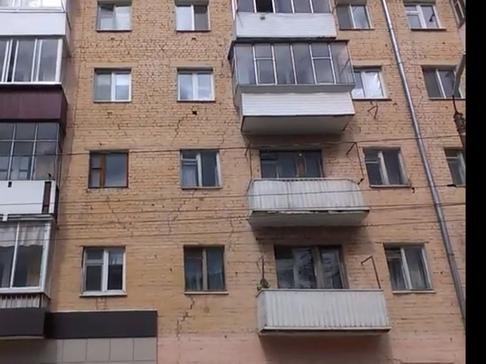Орловец на видео усомнился в прочности дома на Красноармейской Орловец на видео усомнился в прочности дома на Красноармейской