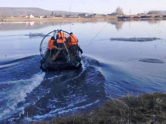 На Братском водохранилище нашли тело одного из троих пропавших рыбаков