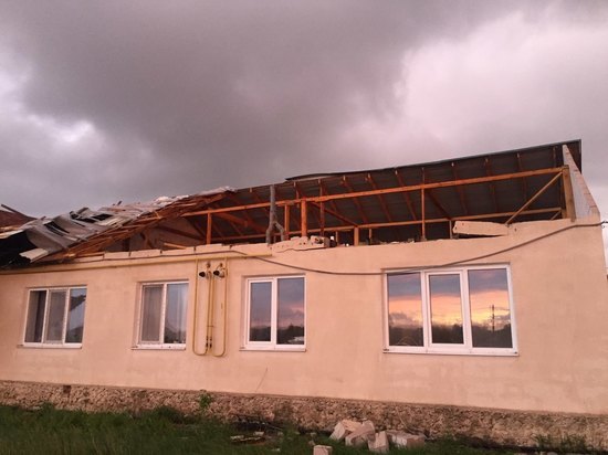 Под Курском с жилого дома снесло крышу