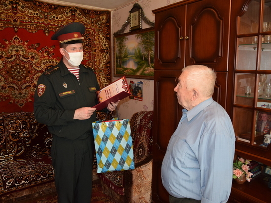В Костроме Росгвардейцы поздравили труженика тыла с 90-летием