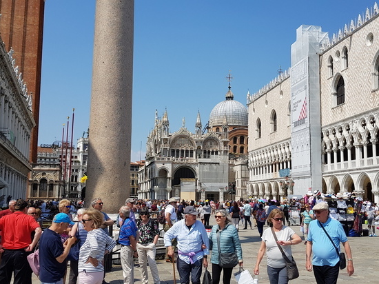 Неизвестные установили бетонный пенис на площади Сан-Марко в Венеции