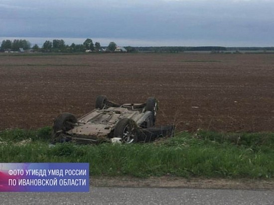 В Ивановской области опрокинулся автомобиль, пострадали четыре человека