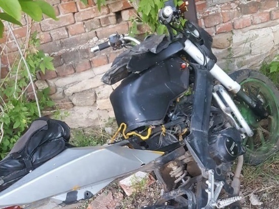 На Дону школьница на мотоцикле врезалась в стену здания
