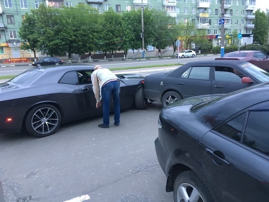 В Брянске из-за ДТП у ТРЦ «БУМ-Сити» вспомнили о кинофраншизе «Форсаж» В Брянске из-за ДТП у ТРЦ «БУМ-Сити» вспомнили о кинофраншизе «Форсаж»