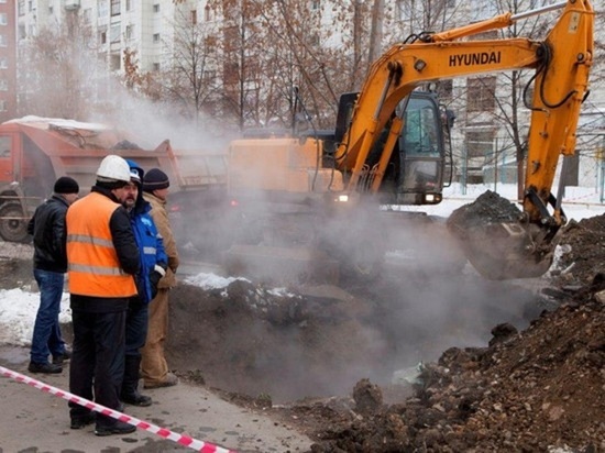 Ночью в Екатеринбурге из-под асфальта забил фонтан воды