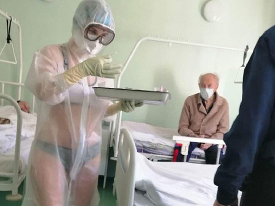  Тульской медсестре сделали замечание за прозрачный защитный костюм с бикини
