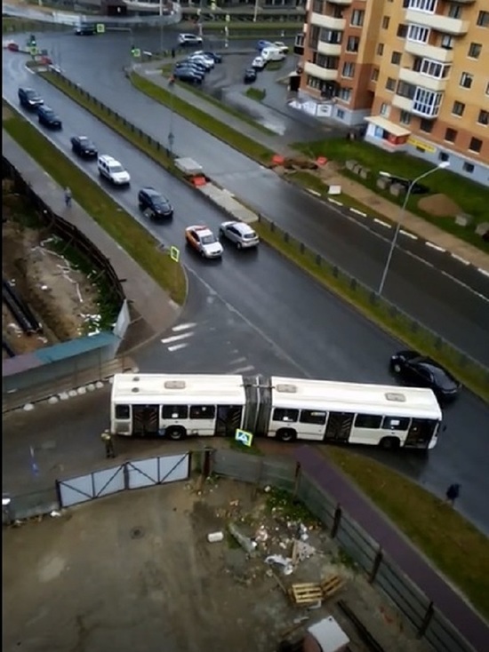 Псковский автобус  попал в западню на дальнем Завеличье