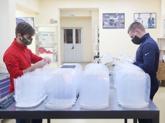 Волонтеры Ставрополья совершенствуют для медиков средства защиты от коронавируса