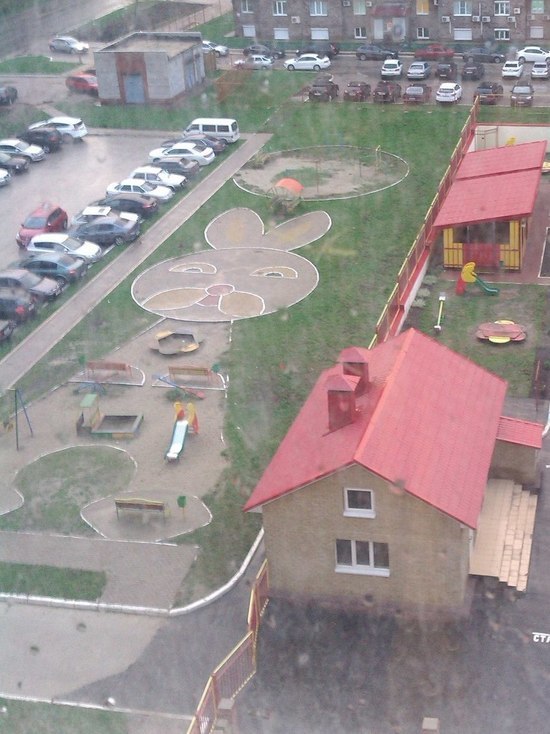В Курске обследуют детские площадки
