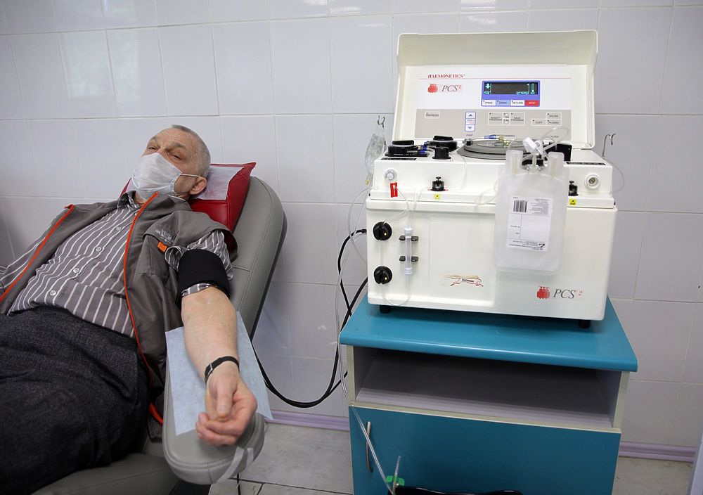73-летний донор-рекордсмен сдал кровь в 470-й раз: фотодоказательства