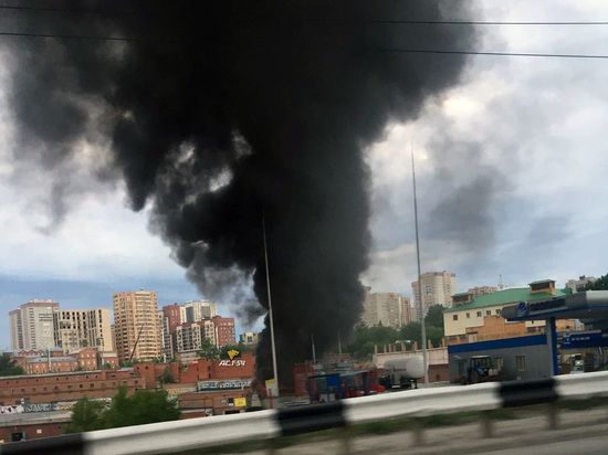 Пожар рядом с «Аурой» и автозаправкой напугал новосибирцев