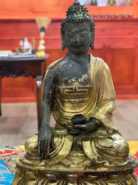 Житель Бурятии нашел в скалах три дореволюционные статуэтки Будд