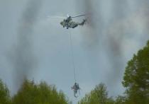 Очевидцы разместили в Сети фото полета самого тяжелого серийного вертолета в мире Ми-26, который эвакуировал на внешней подвеске упавший под клином вертолет Ми-8АМТШ
