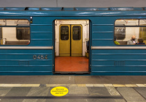 На платформах 30 станций метро появились стикеры, указывающие пассажирам на более свободные вагоны