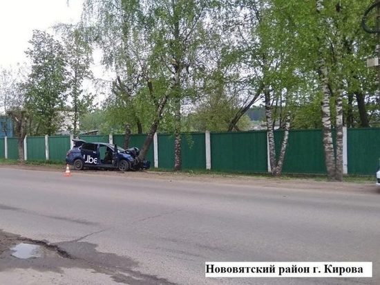 В Кирове водитель такси врезался в дерево: двое пострадавших