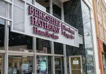 Миллиардер Уоррен Баффетт сообщил, что холдинг Berkshire Hathaway, которым он владеет, в свете пандемии коронавируса распродал все имевшиеся у него акции авиаперевозчиков США
