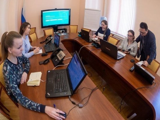 6 телефонных линий работают в псковском COVID-информцентре
