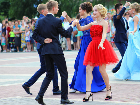 Мэр Белгорода советует выпускницам шить платья